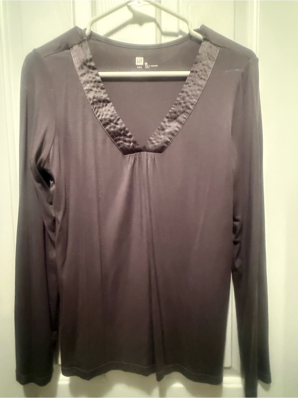 GAP Women's Long Sleeve V-Neck Top in Dark Gray with Satin Trim